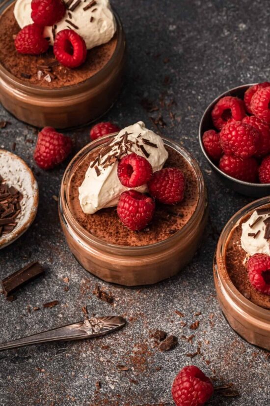 Healthy Berry Recipes: Vegan Raspberry Chocolate Mousse Cups from Kalejunkie | The Health Sessions