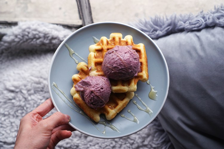 Healthy Frozen Yogurt: Creamy Healthy Frozen Blueberry Cinnamon Yogurt from Kimi Eats Gluten-Free | The Health Sessions