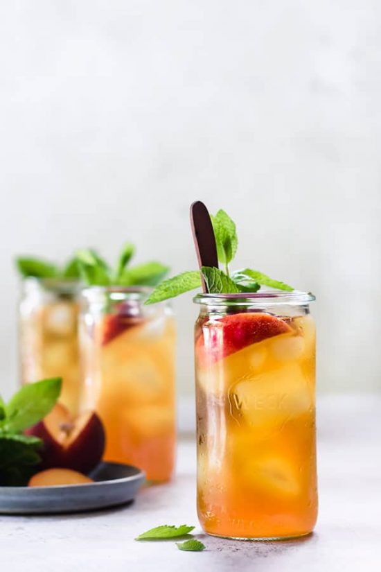 10 Healthy Homemade Iced Teas: Cold Brew Peach Iced Tea from Choosing Chia | The Health Sessions