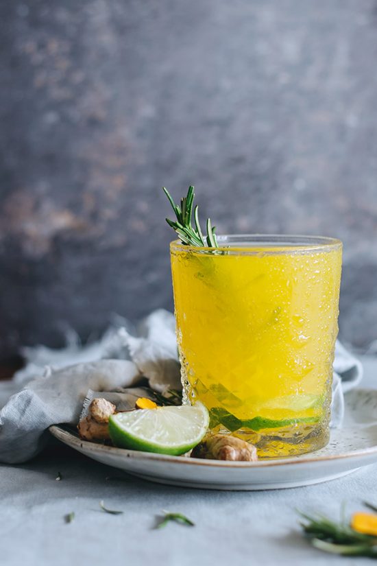 12 Refreshing Summer Drinks: Cozy Turmeric Lemonade by The Awesome Green | The Health Sessions