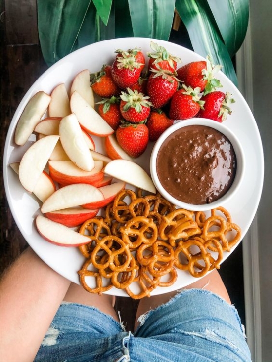 How to Eat the Rainbow:Fruit and Chocolate Fudge Dip from Life Well Lived | The Health Sessions