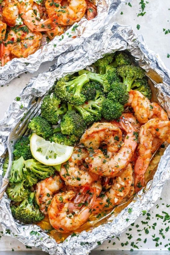 Foil Packet Recipes: Shrimp and Broccoli Foil Packs with Garlic Lemon Butter Sauce from EatWell 101 | The Health Sessions