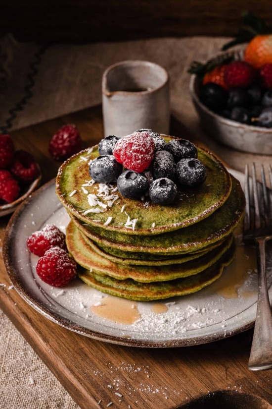 Make-Ahead Meals: The Best Spinach Banana Blender Pancakes by KaleJunkie | The Health Sessions