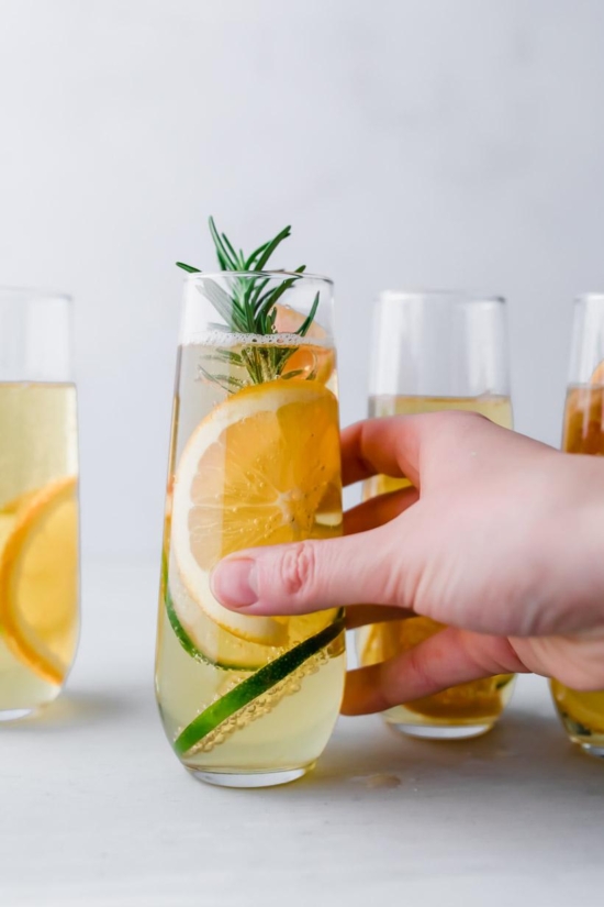 Festive Non-Alcoholic Drinks: Sparkling Apple Cider Mocktail from Nourish Nutrition Blog | The Health Sessions