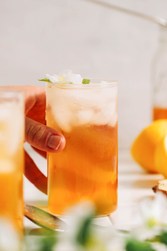 Healthy Drinks to Stay Hydrated: Lemon Ginger Jasmine Iced Tea from Minimalist Baker | The Health Sessions