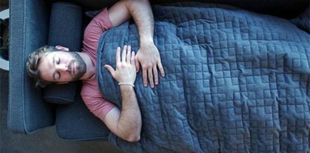 A Fresh Take on Sleep Restlessness: How a Weighted Blanket Could Soothe Your Racing Mind | The Health Sessions
