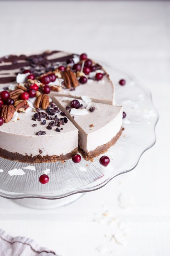 12 Better-for-You Christmas Treats: Raw vegan gingerbread cake from Tuulia | The Health Sessions